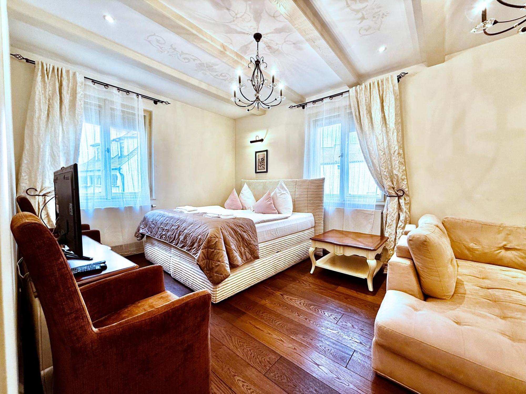 Unique Charles Bridge 2bdr Apartment. Apartamento Praga